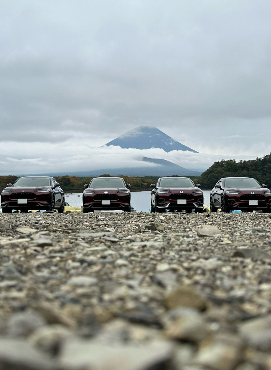 fn2s2011's tweet photo. 時差投稿です2️⃣
精進湖にて４台ver.
曇天の中😶‍🌫️
富士山🗻も少しだけ登場🥰 https://t.co/RjQVkU9V6o