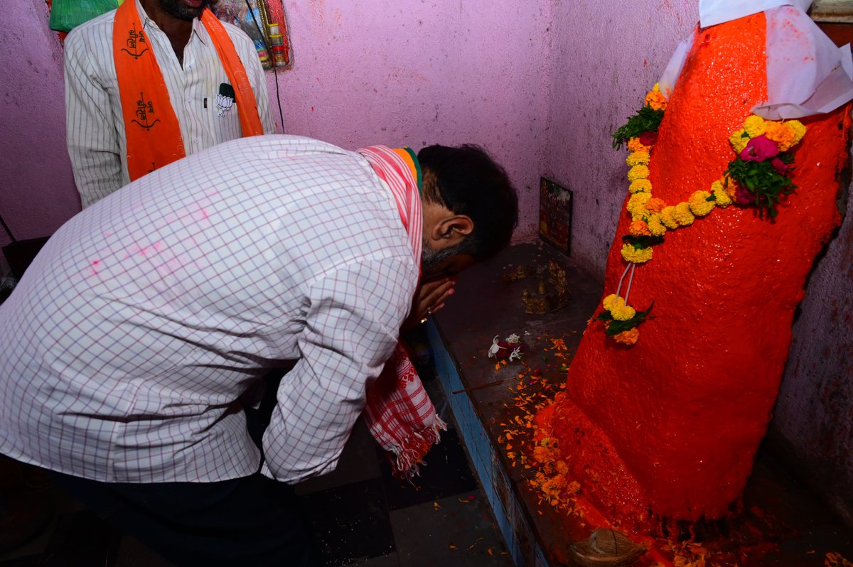 sambhajipatil77's tweet photo. आशीर्वाद यात्रा | पांढरवाडी📍

नागरिकांच्या उत्साही सहभागातून आशीर्वाद यात्रेतील जनसंवाद बैठक पांढरवाडी येथे संपन्न झाली. आशीर्वाद यात्रा गावात पोहोचल्यानंतर नागरिकांच्या मोठ्या उत्साहाने यात्रेचे स्वागत केले. महिला भगिनींनी औक्षण करून शुभेच्छा दिल्या.

आगामी निवडणूक ही पक्ष किंवा उमेदवाराचे भवितव्य ठरवणारी नसून ती मतदारसंघाचे भविष्य ठरवणारी आहे. मतदारसंघाच्या उज्ज्वल भविष्यासाठी कोण सक्षम आहे आणि विकासाची गंगा आपल्यापर्यंत पोहोचव�� शकतो याची पडताळणी करून. त्याचे निकष बघूनच आपण मतदान करावे. निलंगा मतदारसंघात ज्या विकासाच्या योजना आपल्या पर्यंत पोहोचवल्या आहेत. त्या पेक्षा अधिकच्या विकासाच्या योजना आपल्यापर्यंत पोहोचव��्यासाठी मी कायम कटिबध्द आहे. मतदारसंघात राष्ट्रीय महामार्गासह रेल्वेचे जाळे विणण्यासाठी राज्यात महायुतीचे सरकार येणे अत्यंत गरजेचे आहे. या सरकारचा घटक म्हणून काम करण्याची संधी आपण सर्वांनी मला द्यावी, असे आवाहन सर्वांना केले.

यावेळी भाजपा तालुकाध्यक्ष मंगेशजी पाटील, माजी सभापती गोविंदजी चिलकुरे, ऋषिकेशजी बद्दे, सरचिटणीस माधवरावजी बिरादार, विधानसभा प्रभारी दगडूजी साळुंके, माजी स��ापती धोंडीराम सांगवे, उमाकांतजी देवंग्रे, शहराध्यक्ष संतोषजी शेटे, ज्ञानेश्वरजी चेवले, मल्लिकार्जुनजी तांबोळकर, लक्ष्मणजी पाटील, दत्तात्रेयजी खटके, गंगाधरजी एरंडे, श्रीरामजी तांबोळकर, गणेशजी बाचवार, माधवजी खटके, आदींची उपस्थिती होती.

#bjpshiruranantpal #bjpdeoni #bjpnilanga #maharashtra #mlanilanga #mlasambhajipatil #BJPGovernment #SPNfornilanga #mypeople #latur #development #निलंगा #सामाजिकविकास #भाजप #समृद्धनिलंगा #BJP #महाराष्ट्र #ग्रामीणविकास #DevelopmentJourney