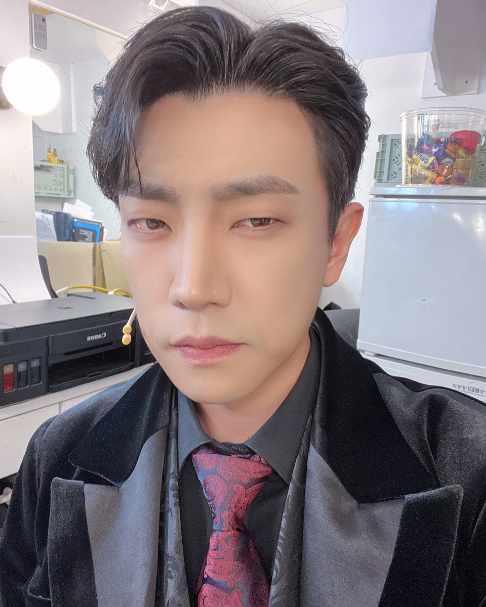 goodfriends2020's tweet photo. [#고상호] #클로버 #비하인드컷
앙마 고양이 헬렐로 변신한 상호 배우와의 첫 만남 어떠셨나요🧐
다양한 역할을 소화하며 관객 여러분께 매 순간 신선할 재미를 더할💯
뮤지컬 <클로버>는 1월 26일까지 대학로 자유극장에서 공연됩니다🔜

#KOSANGHO #CLOVER #헬렐 #굿프_보다 https://t.co/vVR2gsours