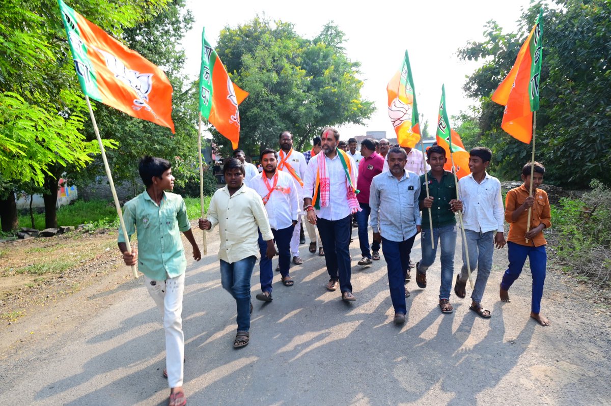 sambhajipatil77's tweet photo. आशीर्वाद यात्रा | पांढरवाडी📍

नागरिकांच्या उत्साही सहभागातून आशीर्वाद यात्रेतील जनसंवाद बैठक पांढरवाडी येथे संपन्न झाली. आशीर्वाद यात्रा गावात पोहोचल्यानंतर नागरिकांच्या मोठ्या उत्साहाने यात्रेचे स्वागत केले. महिला भगिनींनी औक्षण करून शुभेच्छा दिल्या.

आगामी निवडणूक ही पक्ष किंवा उमेदवाराचे भवितव्य ठरवणारी नसून ती मतदारसंघाचे भविष्य ठरवणारी आहे. मतदारसंघाच्या उज्ज्वल भविष्यासाठी कोण सक्षम आहे आणि विकासाची गंगा आपल्यापर्यंत पोहोचव�� शकतो याची पडताळणी करून. त्याचे निकष बघूनच आपण मतदान करावे. निलंगा मतदारसंघात ज्या विकासाच्या योजना आपल्या पर्यंत पोहोचवल्या आहेत. त्या पेक्षा अधिकच्या विकासाच्या योजना आपल्यापर्यंत पोहोचव��्यासाठी मी कायम कटिबध्द आहे. मतदारसंघात राष्ट्रीय महामार्गासह रेल्वेचे जाळे विणण्यासाठी राज्यात महायुतीचे सरकार येणे अत्यंत गरजेचे आहे. या सरकारचा घटक म्हणून काम करण्याची संधी आपण सर्वांनी मला द्यावी, असे आवाहन सर्वांना केले.

यावेळी भाजपा तालुकाध्यक्ष मंगेशजी पाटील, माजी सभापती गोविंदजी चिलकुरे, ऋषिकेशजी बद्दे, सरचिटणीस माधवरावजी बिरादार, विधानसभा प्रभारी दगडूजी साळुंके, माजी स��ापती धोंडीराम सांगवे, उमाकांतजी देवंग्रे, शहराध्यक्ष संतोषजी शेटे, ज्ञानेश्वरजी चेवले, मल्लिकार्जुनजी तांबोळकर, लक्ष्मणजी पाटील, दत्तात्रेयजी खटके, गंगाधरजी एरंडे, श्रीरामजी तांबोळकर, गणेशजी बाचवार, माधवजी खटके, आदींची उपस्थिती होती.

#bjpshiruranantpal #bjpdeoni #bjpnilanga #maharashtra #mlanilanga #mlasambhajipatil #BJPGovernment #SPNfornilanga #mypeople #latur #development #निलंगा #सामाजिकविकास #भाजप #समृद्धनिलंगा #BJP #महाराष्ट्र #ग्रामीणविकास #DevelopmentJourney
