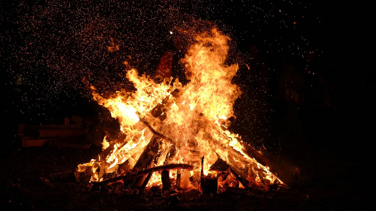 🔥 Is your bonfire safe? 🔥

Organised displays are safest, but if you’re having a bonfire, keep it well away from buildings, trees and fences and always have water nearby.

📞 Notify <a href="/CornwallFRS/">Cornwall Fire and Rescue Service</a>'s Critical Control on 02031 622240 if you’re planning a bonfire at home.