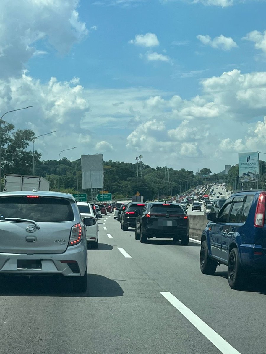 balqisnadhirah_'s tweet photo. Kesesakan lalu lintas semasa perayaan Deepavali bukanlah satu penghalang kepada anak rantau untuk bertemu insan tersayang di kampung halaman.

#perayaandeepavali
#kesesakanlalulintas
#journiefication
#jrn500
#digitaljournalism

@JRN500 https://t.co/0OinWX5cKM