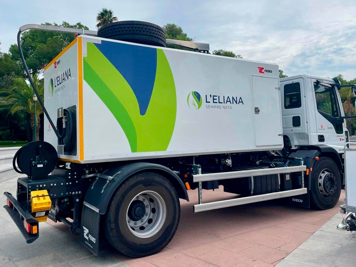 Feniks_CyS's tweet photo. ¡La Eliana cuenta con 4 carros eléctricos y una baldeadora hidrostática para la limpieza urbana!💯
Los carros aportan seguridad al incluir compartimentos cerrados en la zona de los cubos y la baldeadora cuenta con características idoneas para la limpieza de calles y plazas.🍃 https://t.co/oXbrHTivMc
