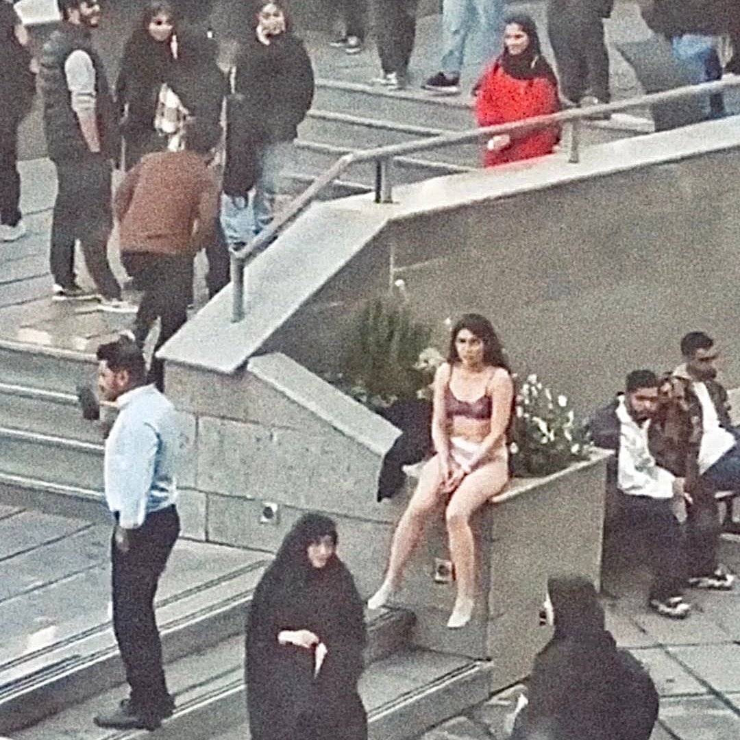 L’étudiante iranienne a été violemment arrêtée et selon un média iranien, elle a été transférée dans un hôpital psychiatrique.

Son arrestation est extrêmement préoccupante.

Nous avons déjà documenté les actes de tortures dans les hôpitaux psychiatriques en Iran.👇