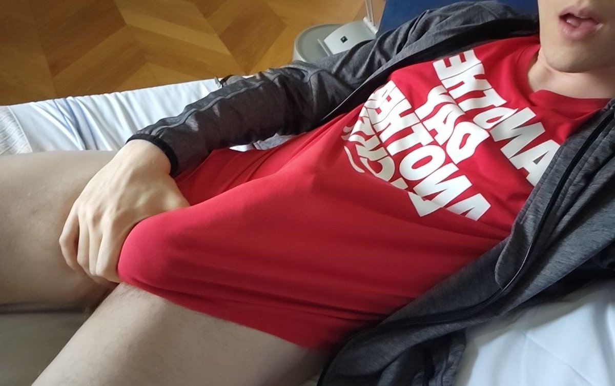 RT to lift the t-shirt