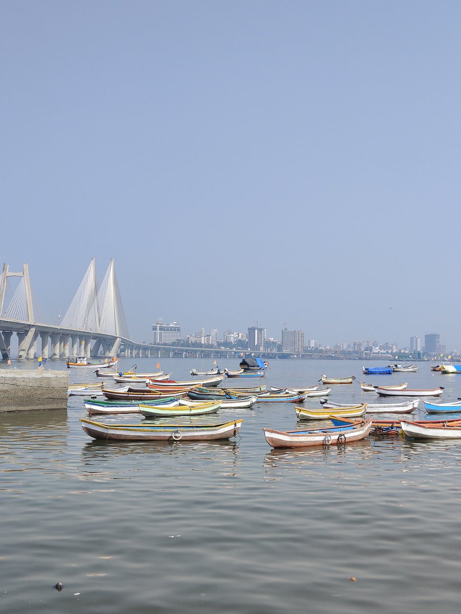 JunishaDama's tweet photo. Took myself on a solo walk around #Worli Koliwada on Sunday morning. Happy to report that the views and graffiti are gorgeous. Sadly, too much kachra was around, courtesy post-Diwali crackers. #Jwalking #Mumbai https://t.co/WE5wMOZdtj