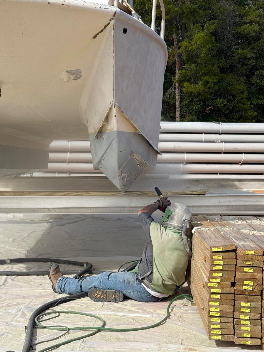 hrdustlessblast's tweet image. 🚤✨ Preparing your aluminum boat for a fresh coat of paint? Sandblasting the bottom and sides is key to achieving a flawless finish! It removes old paint and ensures optimal adhesion. Don’t skip this step for a durable surface! 🛥️💪 #BoatMaintenance #Sandblasting #DIYBoating