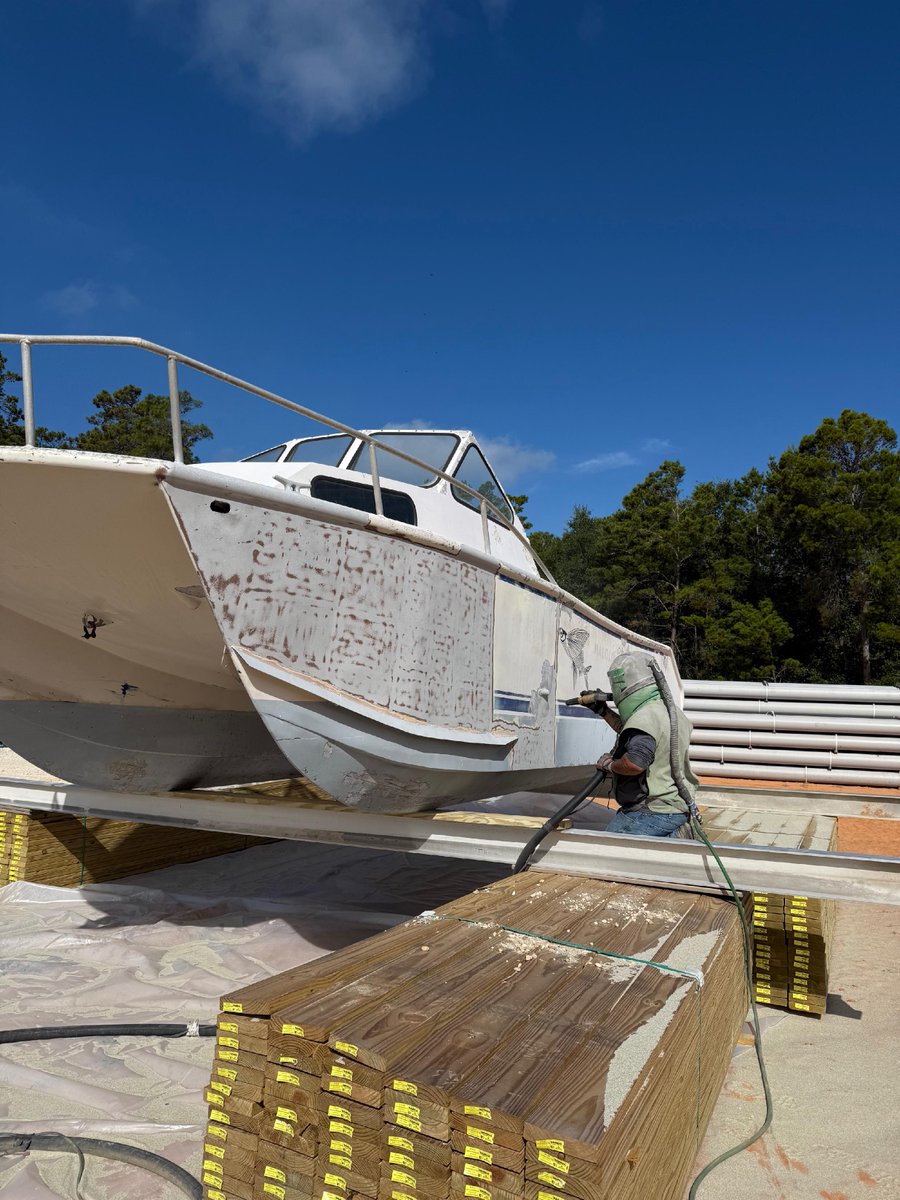 hrdustlessblast's tweet image. 🚤✨ Preparing your aluminum boat for a fresh coat of paint? Sandblasting the bottom and sides is key to achieving a flawless finish! It removes old paint and ensures optimal adhesion. Don’t skip this step for a durable surface! 🛥️💪 #BoatMaintenance #Sandblasting #DIYBoating