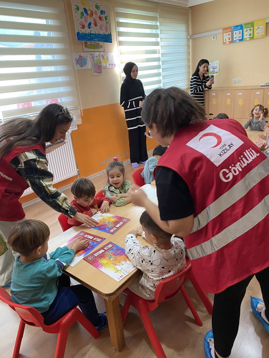Nesiller değişir, hilâle adanmış yürekler değişmez!🌙
📌Özel Kadirli Fidan Özge Anaokulu 
📌Özel Minik Dahiler Gündüz Bakımevi 
#KızılayHaftası etkinlikleri kapsamında miniklerimize misafir olmaya devam ediyoruz. ❤️ Onlara Kızılay'ı anlattık ve hediyeler verdik.
#Sensizolmaz