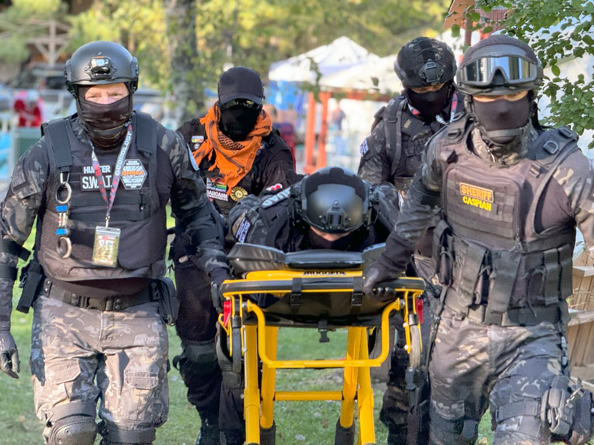 Hunter_Chase_23's tweet photo. So much fun at #GearBlast capturing the cute @pupthraell with fellow tactical hotties @CaspianWolfe, @Pup_Wiki and @SWAT_Studios23
📸@ArmyPup86 https://t.co/AKk8jVI5i0