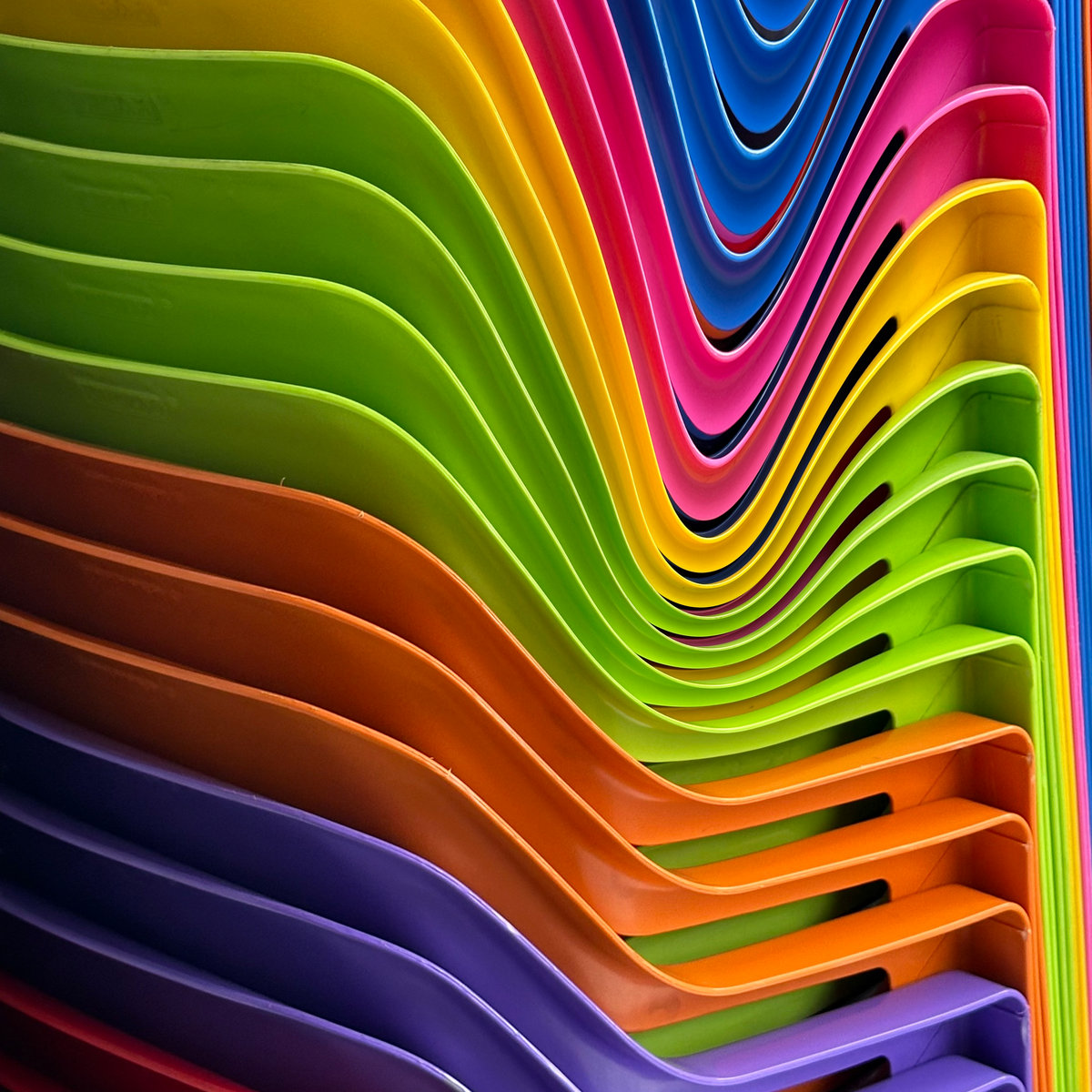 No, you can’t sit on these legendary Rimax chairs—these tracks are for standing, dancing, and a bit of chaos. Vol. 3 of our ‘no pare, sigue sigue’ compilation drops 16 bangers with sharp, futuristic sound design from favorites and fresh faces. Besos

tratratrax.lnk.to/noparesiguesig…