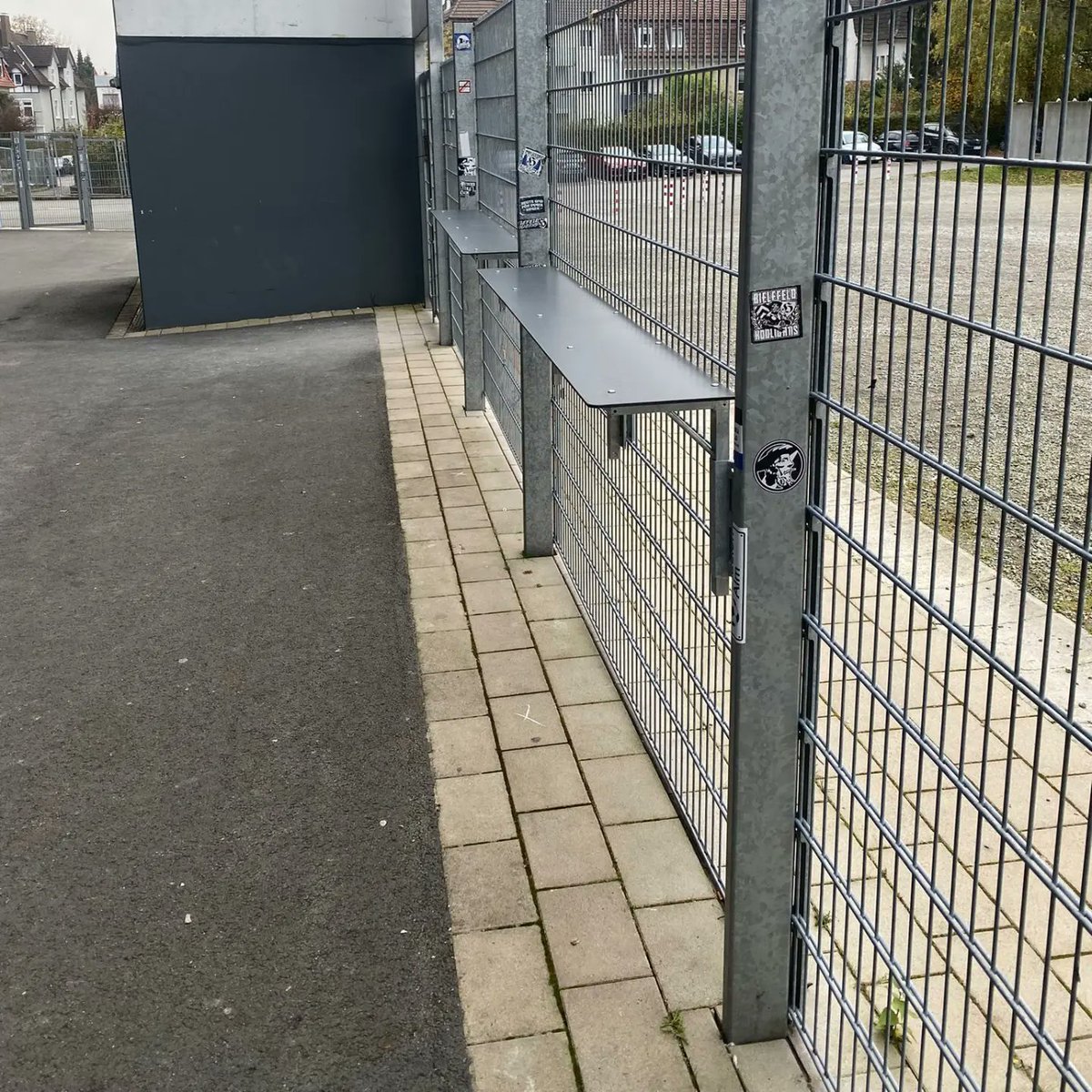 Ob Bier, Bratwurst oder Pommes, hinter der Südtribüne gibt es nun zusätzliche Ablageflächen. Von euch gewünscht und von uns thematisch eingebracht, konnten die ersten neuen Ablageflächen angebracht werden. 🍺🌭🍟⚫⚪🔵