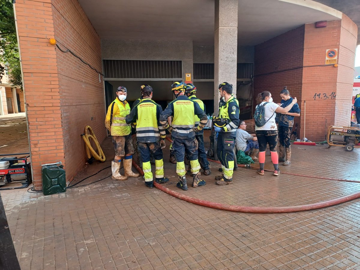 BomberosDip_VLL's tweet photo. 👨🏻‍🚒 Relevo del equipo de bomberos en Valencia. 

🚒 Continuamos achicando agua en Aldaia. 

📍 Zona urbana con medios técnicos. https://t.co/ulspscXpD1