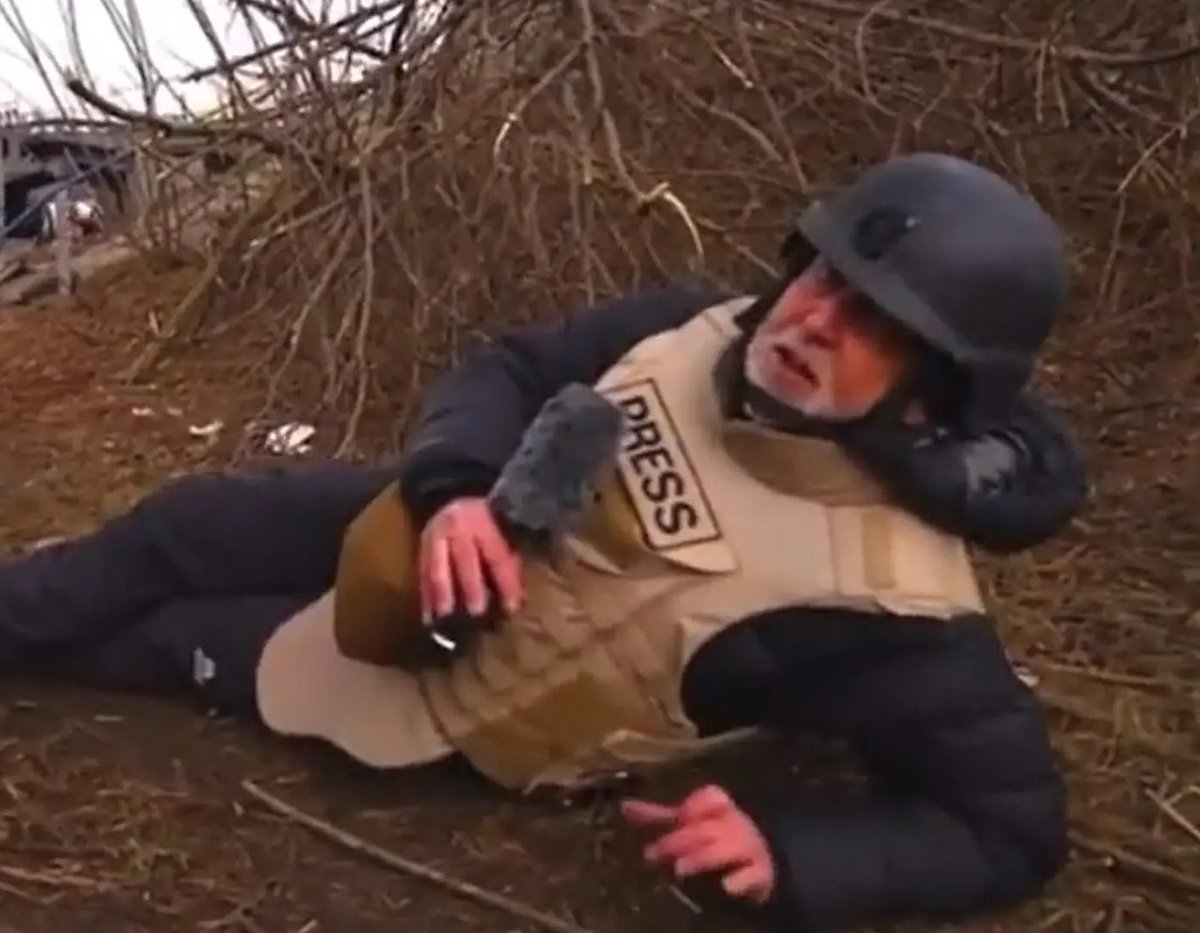 TalebSahara's tweet photo. Parece mentira que se haya olvidado cuando los reporteros de La Sexta y la BBC se tiraban al suelo en Kiev reportando un escenario apocalíptico cuando no estaba pasando nada a su alrededor. Los grandes medios y el poder son quienes manipulan y mienten, no @gisbert_ruben https://t.co/y5UwVL8tRS