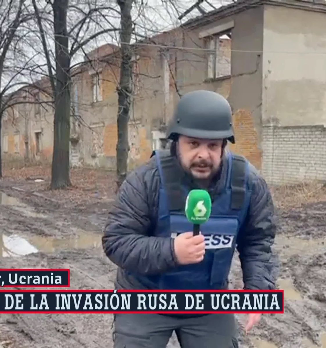 TalebSahara's tweet photo. Parece mentira que se haya olvidado cuando los reporteros de La Sexta y la BBC se tiraban al suelo en Kiev reportando un escenario apocalíptico cuando no estaba pasando nada a su alrededor. Los grandes medios y el poder son quienes manipulan y mienten, no @gisbert_ruben https://t.co/y5UwVL8tRS