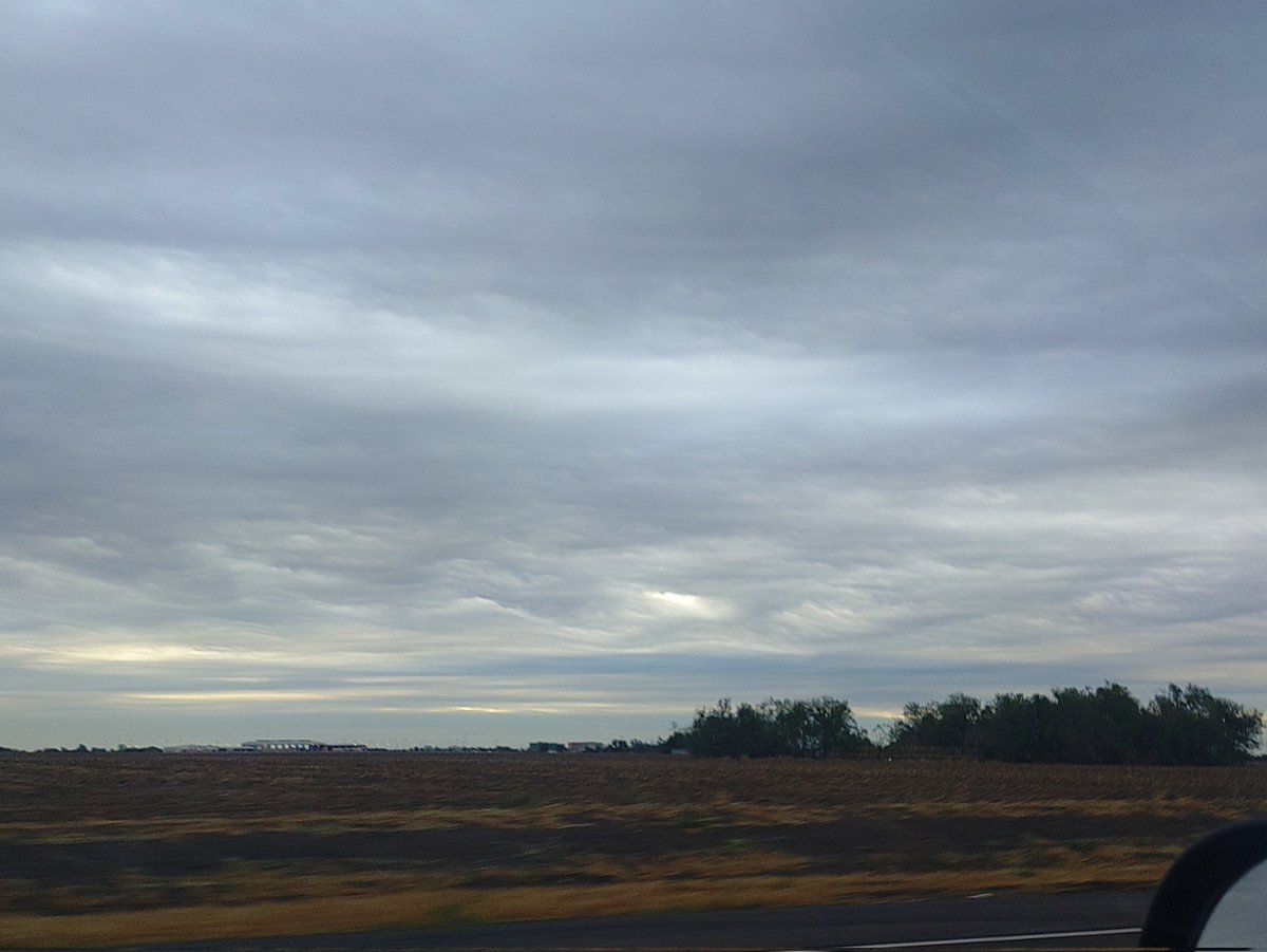 JaredAndersen8's tweet photo. @atxwxgirl i don't know what they r called, but always love seeing the atmospheric waves. https://t.co/gVg8Myr21M