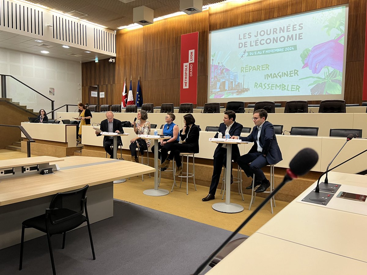 En direct des <a href="/les_jeco/">Les Jéco</a> passionnante table ronde sur la reindustrialisation avec deux témoignages de représentants de métropoles #lyon et #Manchester <a href="/EmelineBaume/">Emeline Baume</a> <a href="/bevcraig/">Bev Craig</a> Nadine Levratto  @EconomixU et deux entrepreneurs Lyonnais