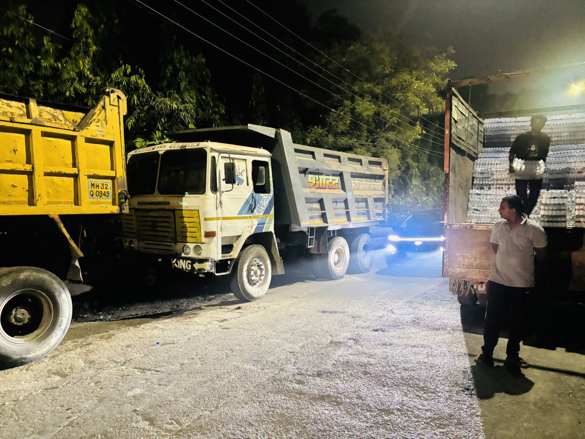 tarunssa's tweet photo. @trafficngp Trucks parked on main road. Opp Mangalwari Garden New Colony. Smt Urmiladevi S Shrivastava Marg. Needs immediate action before this becomes routine https://t.co/TspLumbZ1E
