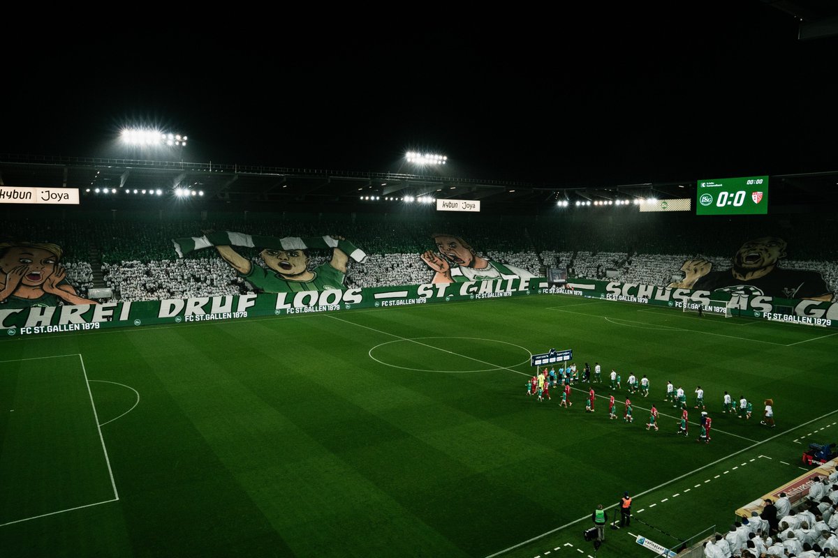 St. Gallen's (<a href="/FCSG_1879/">FC St.Gallen 1879 GRÜEWISS IM HERZ</a>) spectacular full stadium TIFO on Sunday was the latest in a series of excellent displays at kybunpark recently.

From Hulk, Batman, Harry Potter and more - a thread of some of the best! 👇
