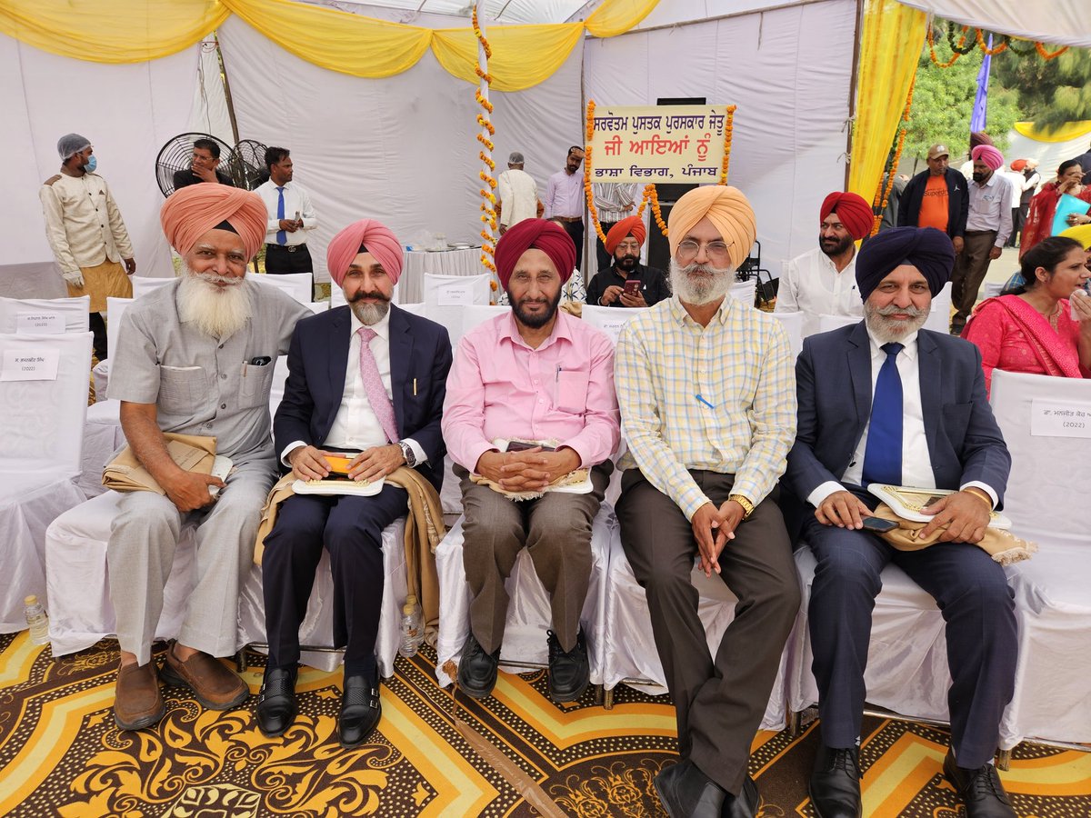 prof_baldev's tweet photo. ਕਰਮਾਵਾਲ਼ੀ ਕਿਤਾਬ...
 ਮੇਰਾ ਸਫ਼ਰਨਾਮਾ 'ਕੰਜ ਕੁਆਰੀ ਧਰਤੀ ' ਤਾਂ ਕੁਝ ਵਧੇਰੇ ਹੀ ਚੰਗੇ ਲੇਖਾਂ ਵਾਲ਼ਾ ਸਾਬਤ ਹੋਇਆ ਹੈ।ਤਿੰਨ ਨਵੰਬਰ ਨੂੰ ਲੋਕ ਮੰਚ ਪੰਜਾਬ ਵੱਲੋਂ  ਅਤੇ ਅੱਜ ਭਾਸ਼ਾ ਵਿਭਾਗ ਪੰਜਾਬ ਨੇ ਉਸ ਸਫ਼ਰਨਾਮੇ ਲਈ ਗੁਰਬਖਸ਼ ਸਿੰਘ ਪ੍ਰੀਤਲੜੀ ਪੁਰਸਕਾਰ ਦਿੱਤਾ ਹੈ। ਮੇਰੀ ਕਿਤਾਬ ਨੂੰ ਏਨਾ ਲਾਡ ਪਿਆਰ ਦੇਣ  ਲਈ ਸ਼ੁਕਰਗੁਜ਼ਾਰ ਹਾਂ ਪੰਜਾਬੀਓ। https://t.co/jEI5QDutAi