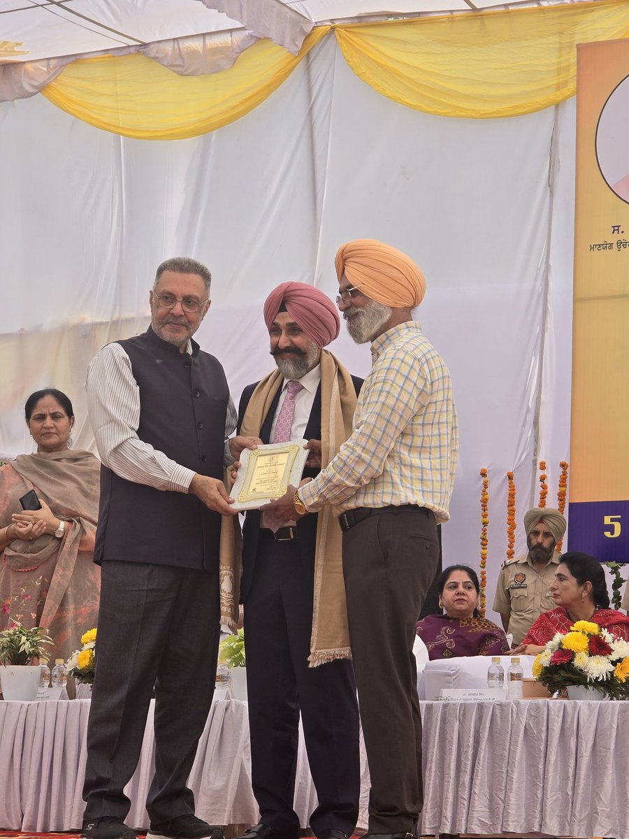 prof_baldev's tweet photo. ਕਰਮਾਵਾਲ਼ੀ ਕਿਤਾਬ...
 ਮੇਰਾ ਸਫ਼ਰਨਾਮਾ 'ਕੰਜ ਕੁਆਰੀ ਧਰਤੀ ' ਤਾਂ ਕੁਝ ਵਧੇਰੇ ਹੀ ਚੰਗੇ ਲੇਖਾਂ ਵਾਲ਼ਾ ਸਾਬਤ ਹੋਇਆ ਹੈ।ਤਿੰਨ ਨਵੰਬਰ ਨੂੰ ਲੋਕ ਮੰਚ ਪੰਜਾਬ ਵੱਲੋਂ  ਅਤੇ ਅੱਜ ਭਾਸ਼ਾ ਵਿਭਾਗ ਪੰਜਾਬ ਨੇ ਉਸ ਸਫ਼ਰਨਾਮੇ ਲਈ ਗੁਰਬਖਸ਼ ਸਿੰਘ ਪ੍ਰੀਤਲੜੀ ਪੁਰਸਕਾਰ ਦਿੱਤਾ ਹੈ। ਮੇਰੀ ਕਿਤਾਬ ਨੂੰ ਏਨਾ ਲਾਡ ਪਿਆਰ ਦੇਣ  ਲਈ ਸ਼ੁਕਰਗੁਜ਼ਾਰ ਹਾਂ ਪੰਜਾਬੀਓ। https://t.co/jEI5QDutAi