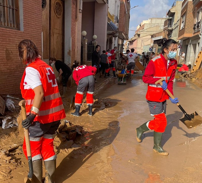 CruzRojaEsp's tweet photo. Valencia y su comunidad volverán a ser uno de los lugares más bonitos de España. Queda mucho trabajo por delante, pero ya estamos llegando a todas partes: la ayuda alcanza a toda la población, y pronto comenzaremos a trabajar en otros aspectos de recuperación, especialmente en empleo y medios de vida.