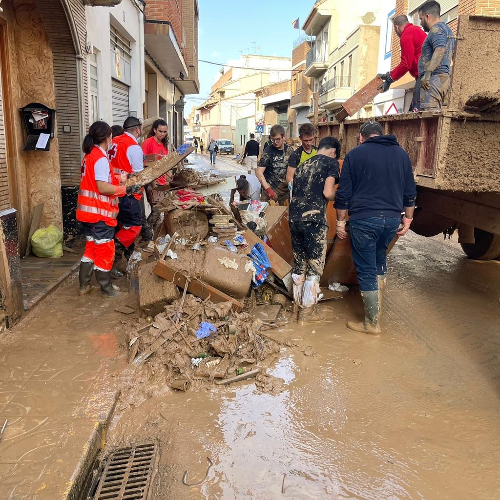 CruzRojaEsp's tweet photo. Valencia y su comunidad volverán a ser uno de los lugares más bonitos de España. Queda mucho trabajo por delante, pero ya estamos llegando a todas partes: la ayuda alcanza a toda la población, y pronto comenzaremos a trabajar en otros aspectos de recuperación, especialmente en empleo y medios de vida.