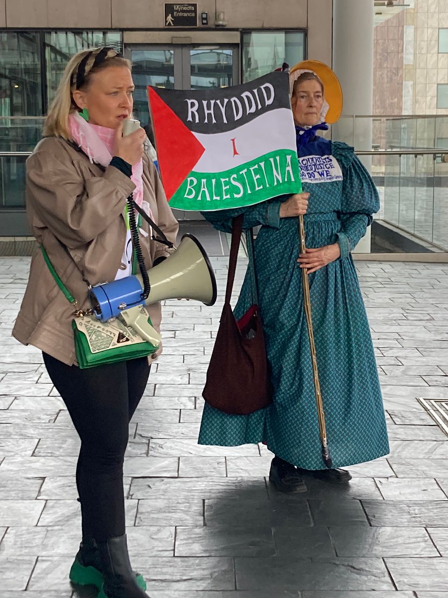 CardiffPSC's tweet photo. Thank you to those who came to our emergency vigil today calling on the Welsh Government to demand the UK Government implement a full arms embargo on Israel, and for the Welsh Govt to stop arms company in Wales making missiles for Israel. Diolch i bawb a ddaeth i'r wylnos. 🇵🇸🏴󠁧󠁢󠁷󠁬󠁳󠁿🇵🇸 https://t.co/k8Eb6oSr3o