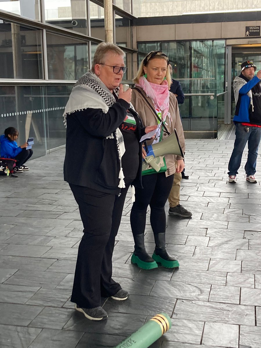 CardiffPSC's tweet photo. Thank you to those who came to our emergency vigil today calling on the Welsh Government to demand the UK Government implement a full arms embargo on Israel, and for the Welsh Govt to stop arms company in Wales making missiles for Israel. Diolch i bawb a ddaeth i'r wylnos. 🇵🇸🏴󠁧󠁢󠁷󠁬󠁳󠁿🇵🇸 https://t.co/k8Eb6oSr3o
