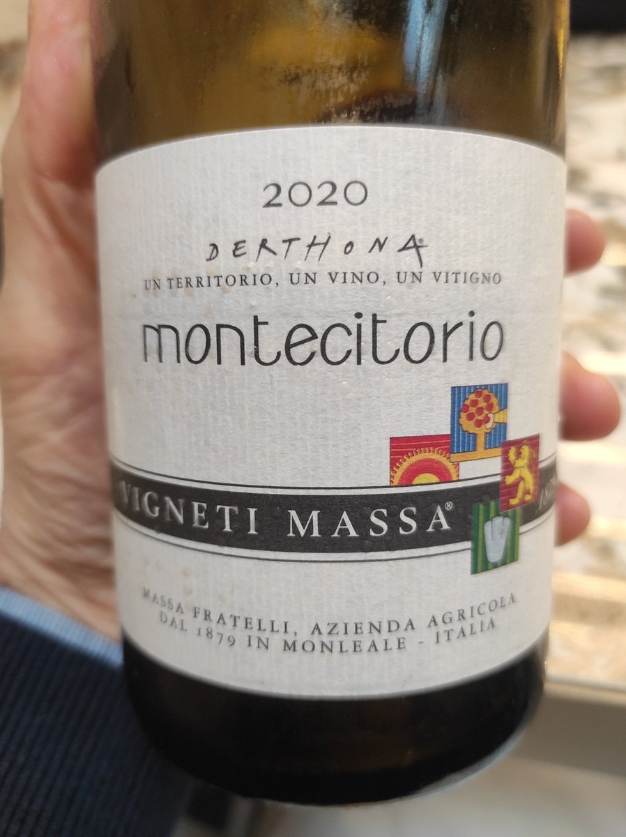 pg311066's tweet photo. Sempre un bel bere, anche se l'ho trovato più carico, corposo, ricco e colorato delle annate precedenti #Timorasso #WalterMassa tappo a vite ormai sdoganato 🥂🥂 https://t.co/SnplU1l0ET