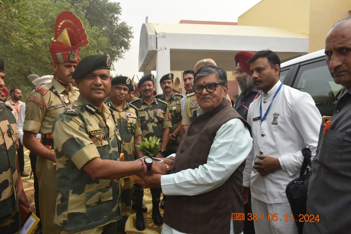 BSF_Punjab's tweet photo. 𝐕𝐢𝐬𝐢𝐭 𝐨𝐟 𝐇𝐨𝐧’𝐛𝐥𝐞 𝐆𝐨𝐯𝐞𝐫𝐧𝐨𝐫 𝐭𝐨 𝐏𝐮𝐧𝐣𝐚𝐛 𝐁𝐨𝐫𝐝𝐞𝐫

The Hon’ble Governor of Punjab and Administrator of UT Chandigarh, Shri Gulab Chand Kataria, during his maiden visit, took stock of the amenities at JCP Hussainiwala, Punjab. He was welcomed by Dr Atul Fulzele, IPS, IG BSF Punjab Frontier. 

The Hon’ble Governor witnessed an inspiring 𝐤𝐚𝐛𝐚𝐝𝐝𝐢 𝐦𝐚𝐭𝐜𝐡 featuring young players from border areas, reflecting the importance of sports in building a healthy, disciplined, and drug-free community. 

The Hon’ble Governor encouraged the youth to reject drugs and channelise their energy in games and sports for their physical and mental growth. He emphasized that sports can help in shaping a bright and healthy future for the nation. 

He praised @BSF_Punjab in organising sporting activities taking into fold the youngsters of border areas and engaging with the youth positively.

#BSF
#BSFSports
#BSFWithBorderPopulation

@BSF_India @HMOIndia @PMOIndia @IndiaSports @mansukhmandviya 
@Gulab_kataria @Media_SAI @PMOIndia @PIBHomeAffairs
@ANI @MIB_India @PTI_News