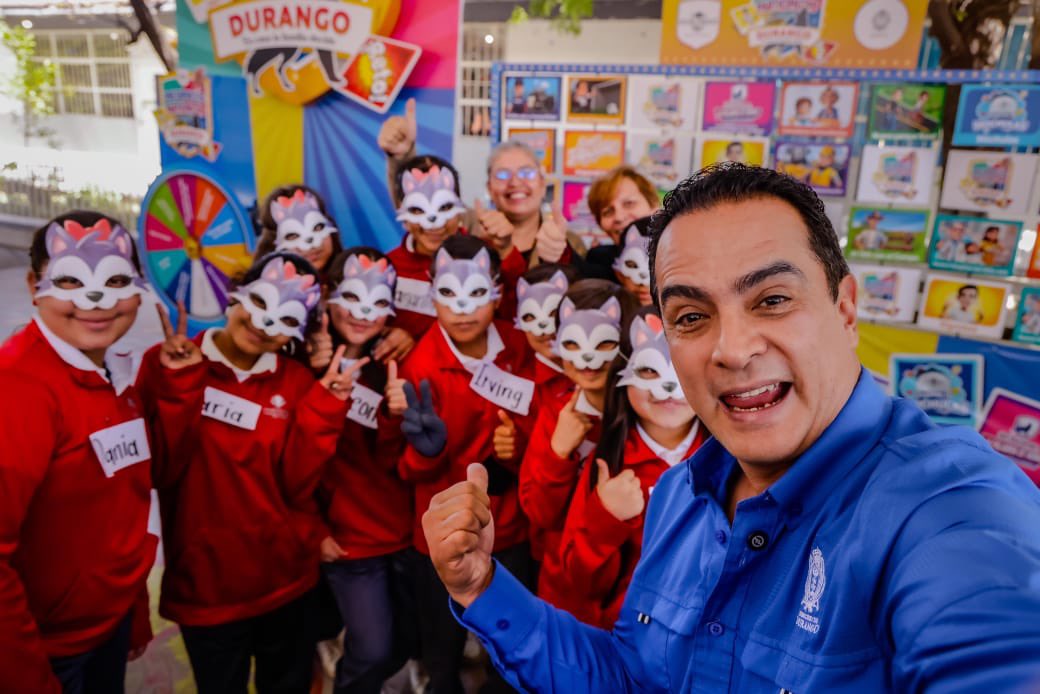 Isabel_Onti_'s tweet photo. Diversión garantizada en el inicio de la 3a edición del Presupuesto Participativo en Durango.Alumnos de la primaria Leona Vicario impulsan proyecto para una cancha de fútbol 7 en su escuela. #PresupuestoParticipativo 🐺💙 https://t.co/J20QmPCDSC