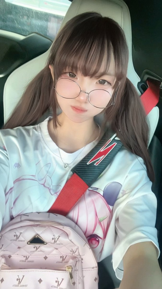 一年前接线下的时候长这样 那时候的老子还是小小的老子啊 #线下 #圆角 #爸爸活 #洛杉矶