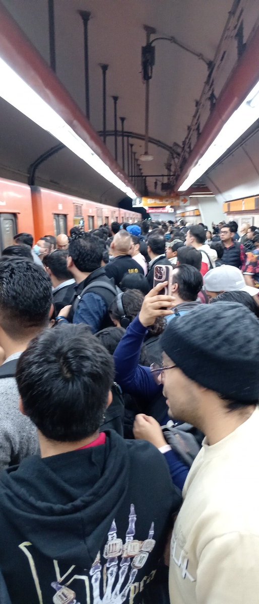 hugcon02's tweet photo. Asi la #linea7 siempre es lo mismo @MetroCDMX @telediario para que la gente tome precauciones @ClaraBrugadaM urge mantenimiento!! https://t.co/G1I2H5nQpZ