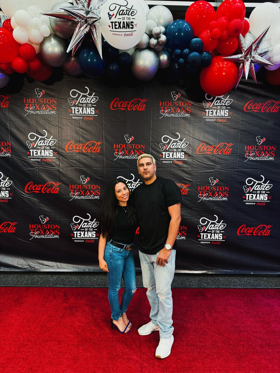 TheLoftyMom's tweet photo. Had an incredible time at the Taste of the Texans last night! Thank you @HoustonTexans for having us!
#HoustonMade #htown #latinaartist https://t.co/wihfjkuzuF