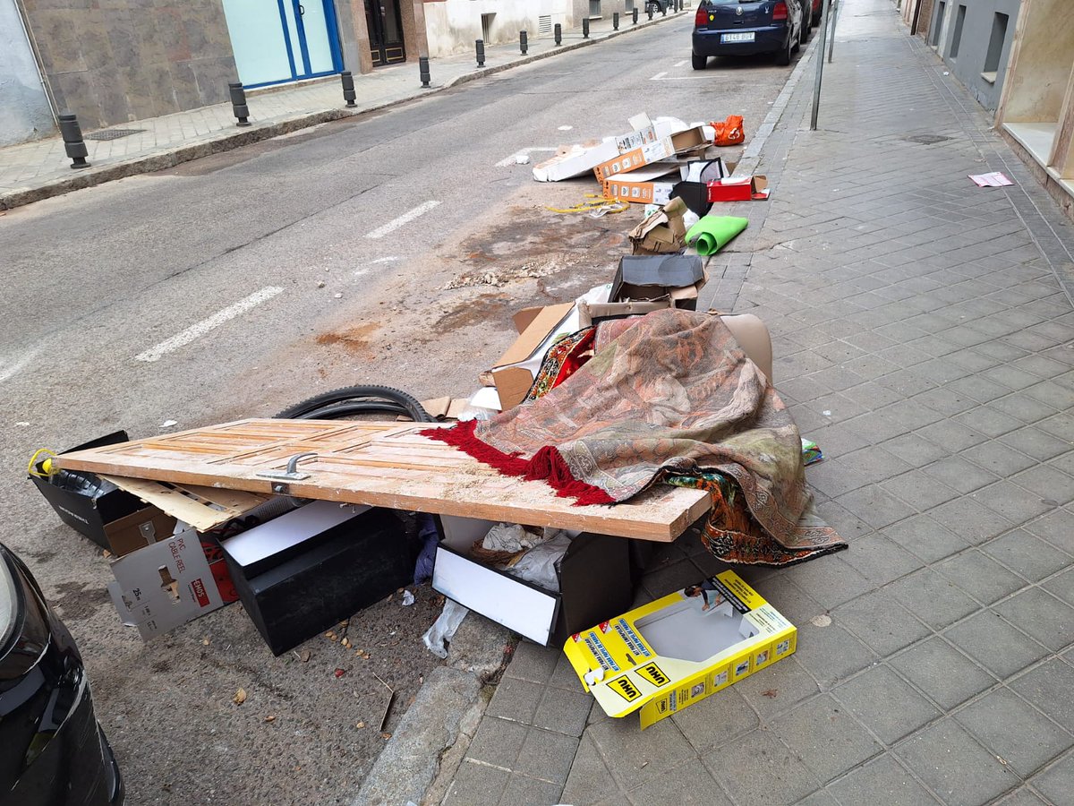 Turuta771's tweet photo. @Lineamadrid Buenas tardes. Solicito limpieza en calle Guillén de Castro 14. Acaban de llevarse un contenedor de obra y han dejado la calle de esta manera.
Gracias. https://t.co/5xbLsDGThb