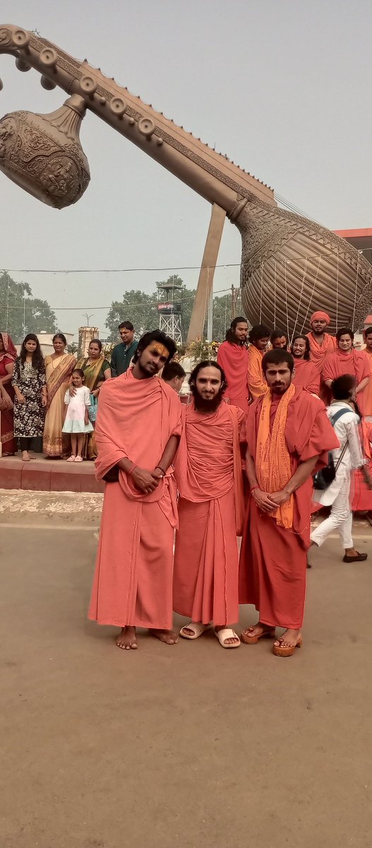 SwamiPrasanDev's tweet photo. "गुरु कृपा से अयोध्या की पावन भूमि पर तीर्थ का सौभाग्य प्राप्त हुआ। भगवान श्रीराम के विभिन्न मंदिरों में दर्शन किए और भरत मुनि की तपस्या स्थली पर जाकर उनकी साधना से प्रेरणा पाई। इन अनमोल पलों को तस्वीरों में संजोया। #जयश्रीराम #अयोध्या" #swamiprasandev https://t.co/KLCl4s70Yr