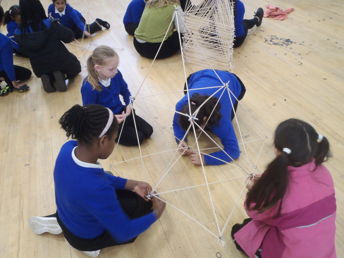 BeechesSchool's tweet image. Part 2: Teamwork in action! Y5 built a giant tetrahedron over 3m tall by connecting smaller tetrahedrons—using more than 380 sticks! Incredible engineering skills on display! 🔺💪 #PrimaryDT #STEM #StructureBuilding