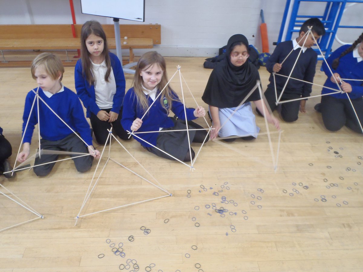 BeechesSchool's tweet image. Part 2: Teamwork in action! Y5 built a giant tetrahedron over 3m tall by connecting smaller tetrahedrons—using more than 380 sticks! Incredible engineering skills on display! 🔺💪 #PrimaryDT #STEM #StructureBuilding