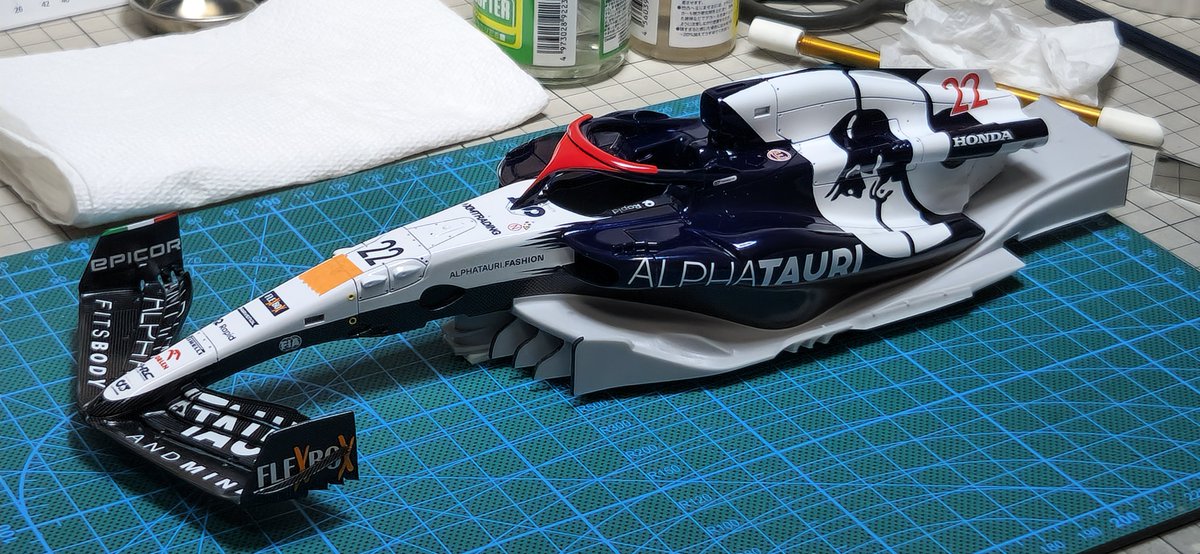 fk_models2x's tweet photo. 上面、左半分デカール完了し全体の水平感を確認。AT04はロゴ少なっ❗このキットはマスキングが鬼門。しかし『ORLEN』デカールどうするかな🤔
#AT04 #Tsunoda #Alphatauri https://t.co/CEk188mjH3