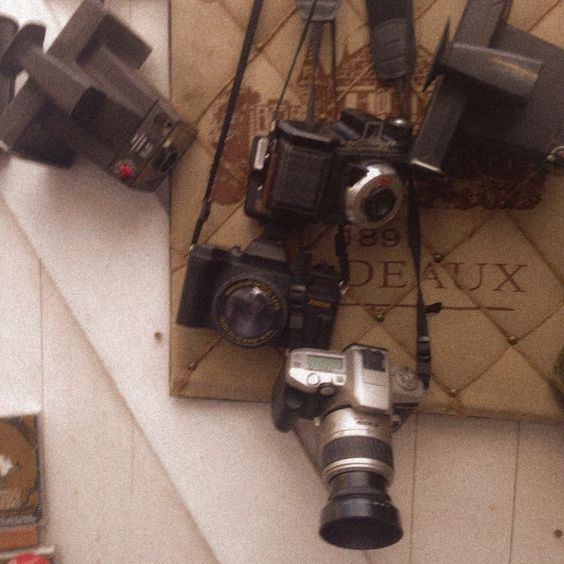 ofmonodrama's tweet image. ⠀
⠀
           กาล, สนธยา สุริยะปราชญ์ 

          หลานชายผู้สืบถอดมรดกบ้านไม้สองชั้น เลขที่ ๑๒ ซอย ๖  สิ่งสุดท้ายของคุณปู่ผู้จากไปด้วยวัย 89 ปี ปัจจุบันนี้ถูกครอบครองโดย กาล หลานชายเพียงคนเดียว นักศึกษาปีสามที่อาจไม่มีวันได้ขึ้นปีสี่ .
⠀
⠀