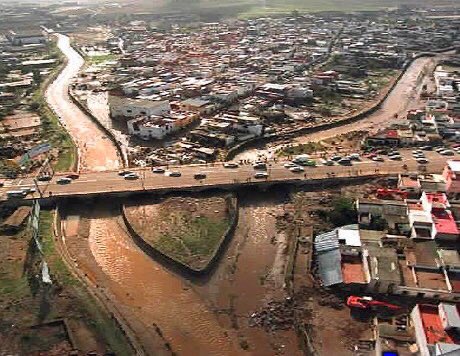 Esta noche, hace 27 años, Badajoz sufría la peor riada de su historia reciente. Madrugada del 5-6 de noviembre de 1997; fecha que jamás olvidaremos por el enorme sufrimiento de vecinos y familiares. Una auténtica tragedia, muy parecida a la de Valencia estos días. Ánimo a todos🫶🏼