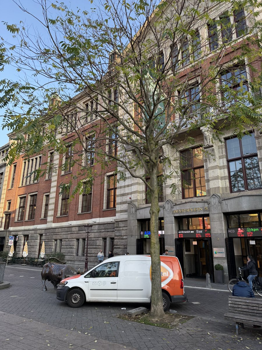 ArendJanKamp's tweet image. De #PostNL bezorger zet uit solidariteit met de aandeelhouders zijn auto scheef neer voor de deur van Beursplein 5