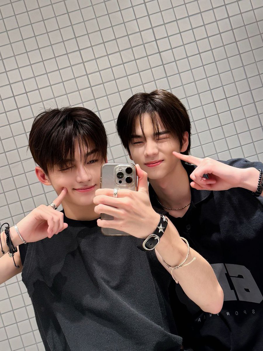 Take a look at these two attractive men taking selfies in the mirror! I told Jihoon to give a wink, and he totally nailed it. Love how much fun we're having! Moments like this remind me to cherish good friends.