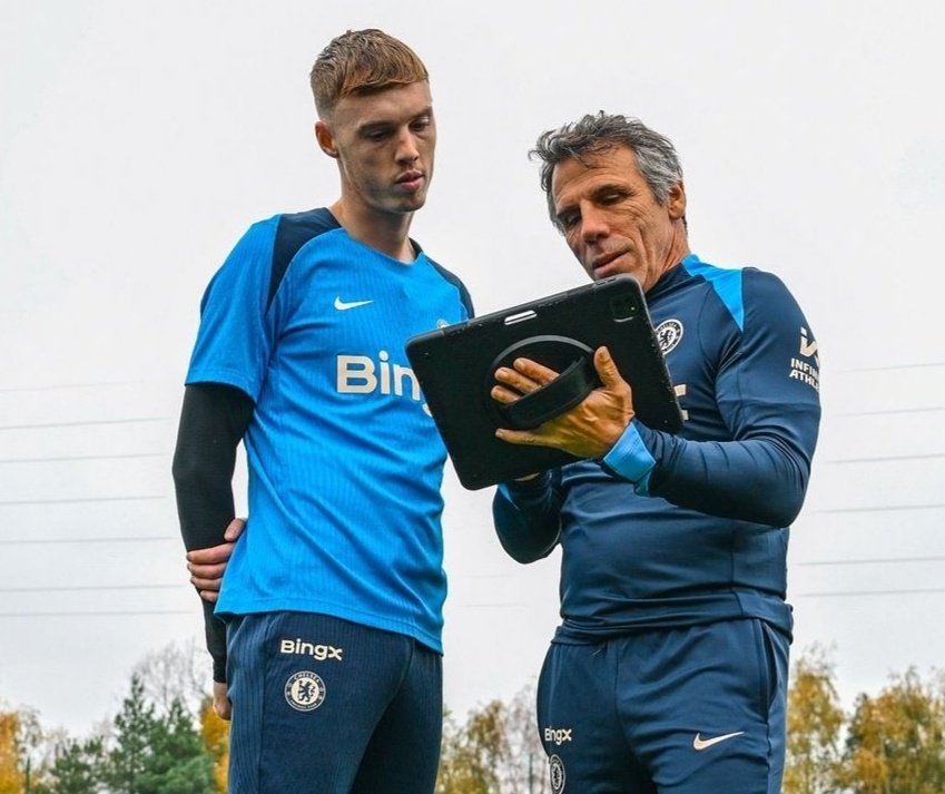 Blue_Footy's tweet image. 🗣️ Gianfranco Zola on Cole Palmer: “I was talking about that pass with him a few days ago. We did a feature together. And I was very impressed with the boy.

Honestly. I was just talking about the pass that what impressed me that normally when you play that pass, you put the ball…