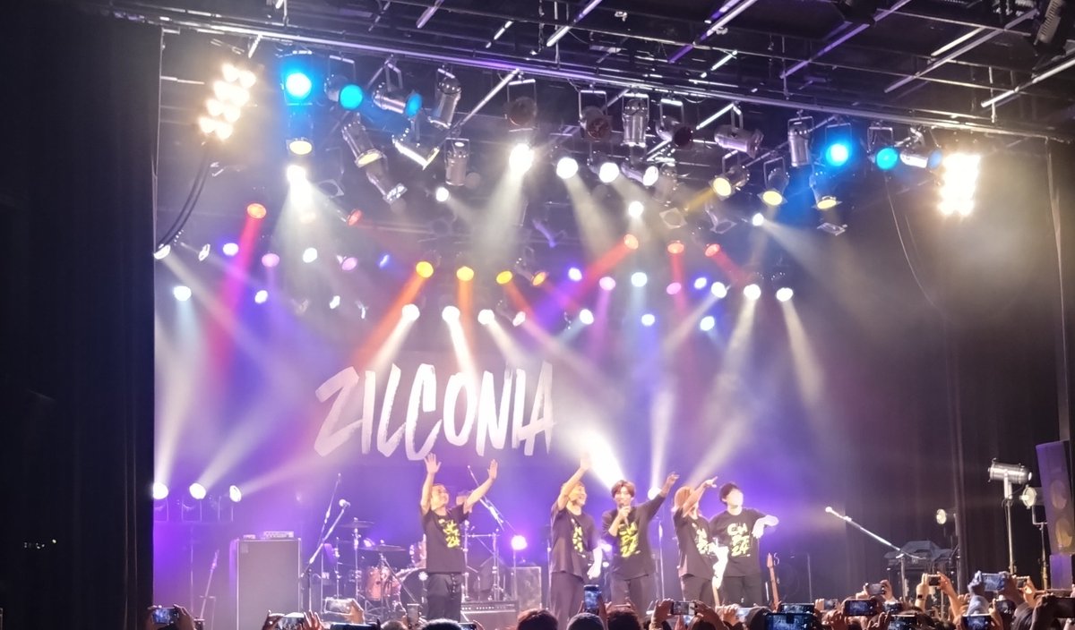 nayu14's tweet image. 11月5日、BIGCATでのZILCONIAワンマンライブ、音が光の中にあるという感じでとてもとても良かったです（うまく言えない）✨
会場の一体感も素敵でした！
明日の朝は早く起きなくちゃなのだけど、ライブの高揚感が残っていて寝付けないデス。
#ZILCONIA
#CHAPTER24