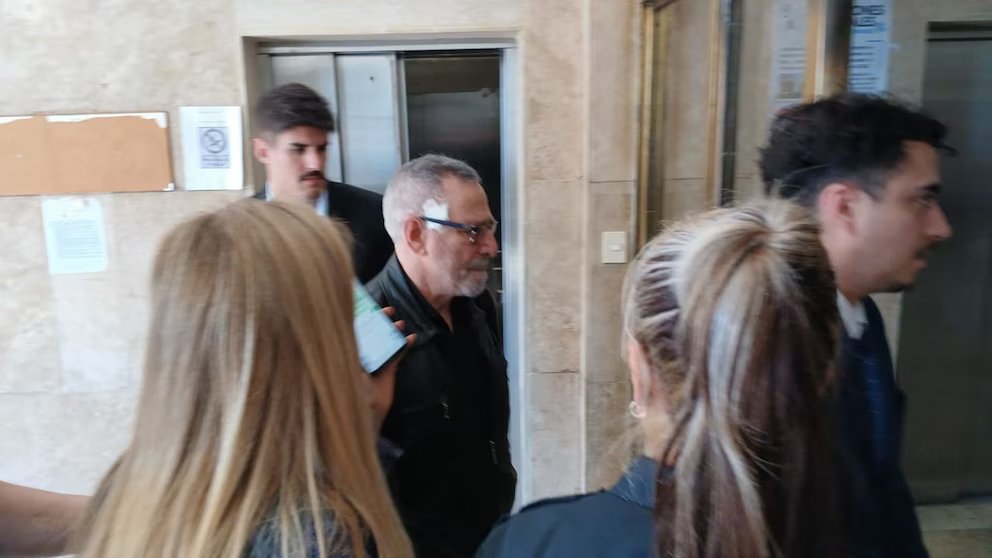 DiarioredesA's tweet image. #Once #RicardoJaime #ComodoroPy 
Ricardo Jaime se entregó en Comodoro Py: cumplirá su condena de seis años por la tragedia de Once en prisión.