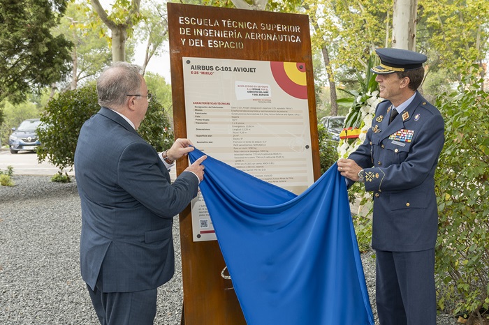 La_UPM's tweet photo. ✈️El C-101 instalado ayer en @aeroespacialUPM es símbolo de la estrecha colaboración con @EjercitoAire y la industria aeroespacial. 

Se ha creado un espacio para albergar la aeronave y en la inauguración ha estado el rector de la #UPM
📰 https://t.co/bDSHwPUbd5

#somosUPM https://t.co/8kF41I2cq0