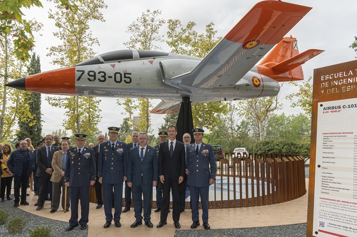 La_UPM's tweet photo. ✈️El C-101 instalado ayer en @aeroespacialUPM es símbolo de la estrecha colaboración con @EjercitoAire y la industria aeroespacial. 

Se ha creado un espacio para albergar la aeronave y en la inauguración ha estado el rector de la #UPM
📰 https://t.co/bDSHwPUbd5

#somosUPM https://t.co/8kF41I2cq0