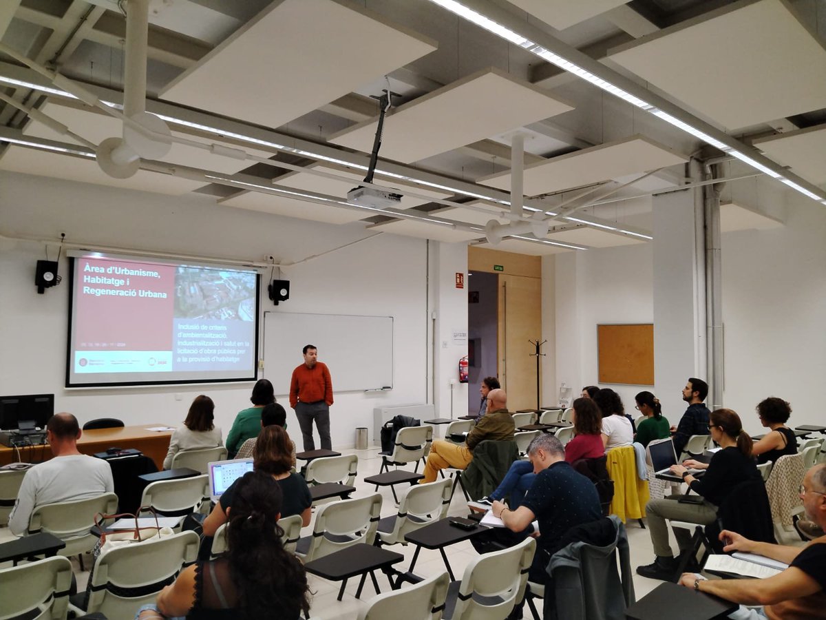 habitatgediba's tweet photo. Aquest matí hem començat el curs sobre "Inclusió de criteris d'ambientalització, industrialització i salut en la provisió d'habitatge social". Hi hem presentat els models de bases per redactar plecs de condicions que valorin la incorporació d'aquests paràmetres als projectes https://t.co/ObYFIca5xO